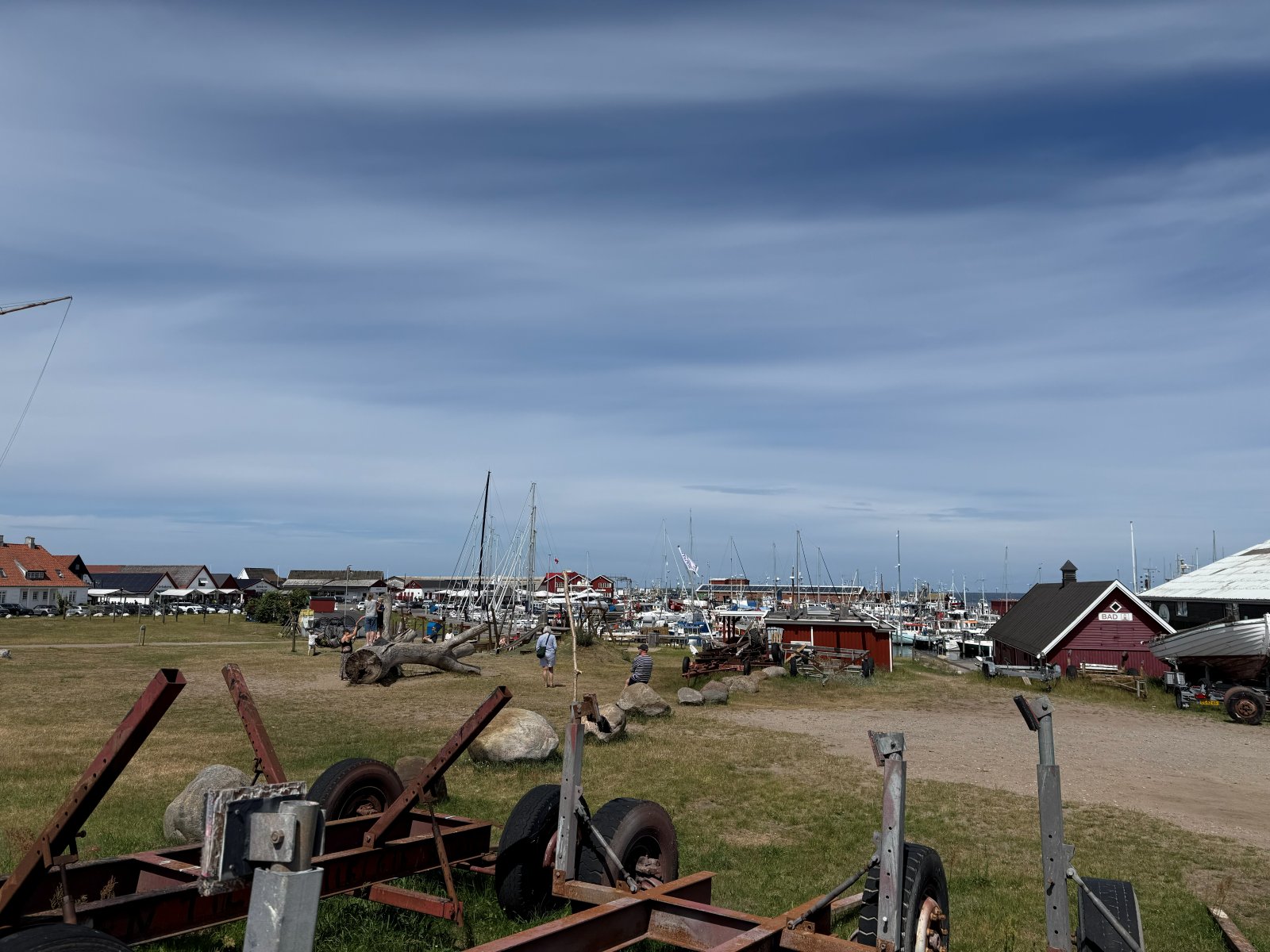 Gilleleje fiskerihavn med båter og opptrukne joller